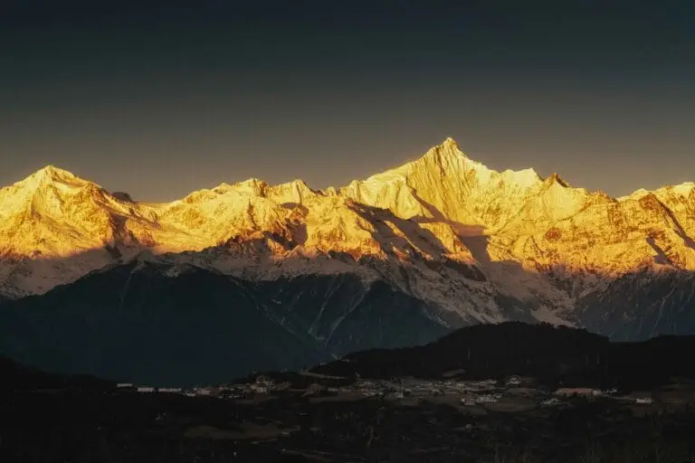 Paysage du Mont Kawagebo sous le soleil doré du matin à Dêqin, Shangri-la 02