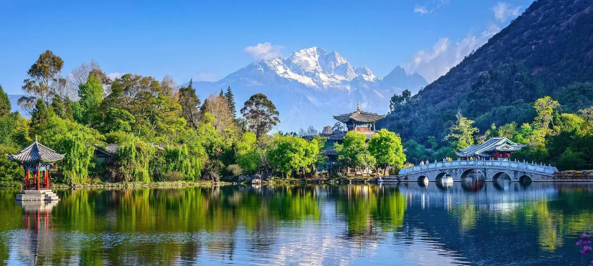 Magnifique paysage de montagne du Dragon de Jade et l'étang de Dragon noir à Lijiang 01