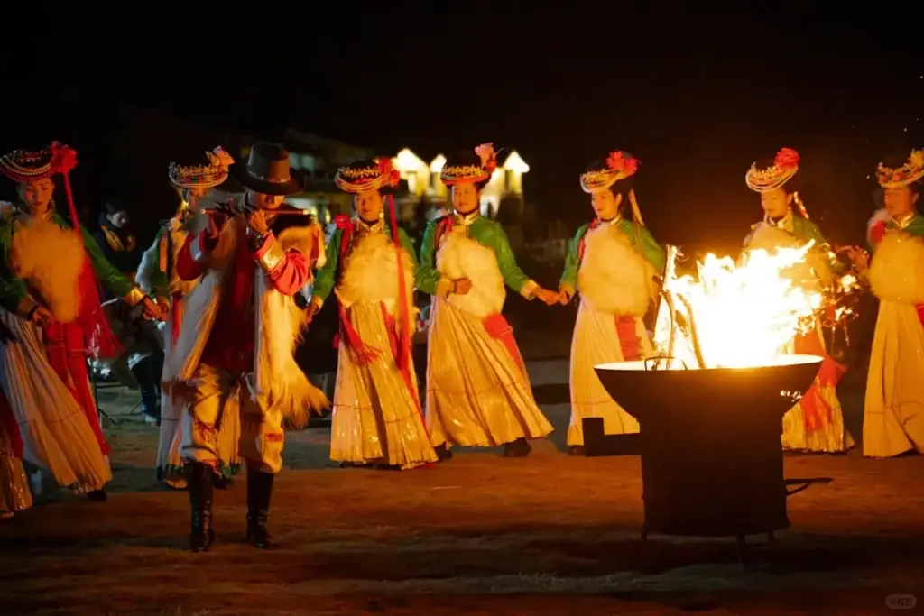 Danse des peuples moso dans la région du Lac de Lugu à Lijiang, 01