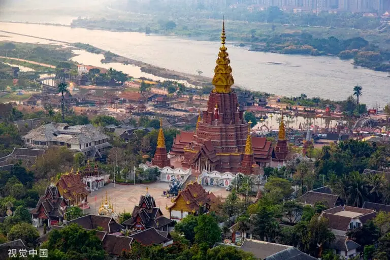 Grande pagode dans le quartier de Gaozhuang à Jinghong, Xishuangbanna 01