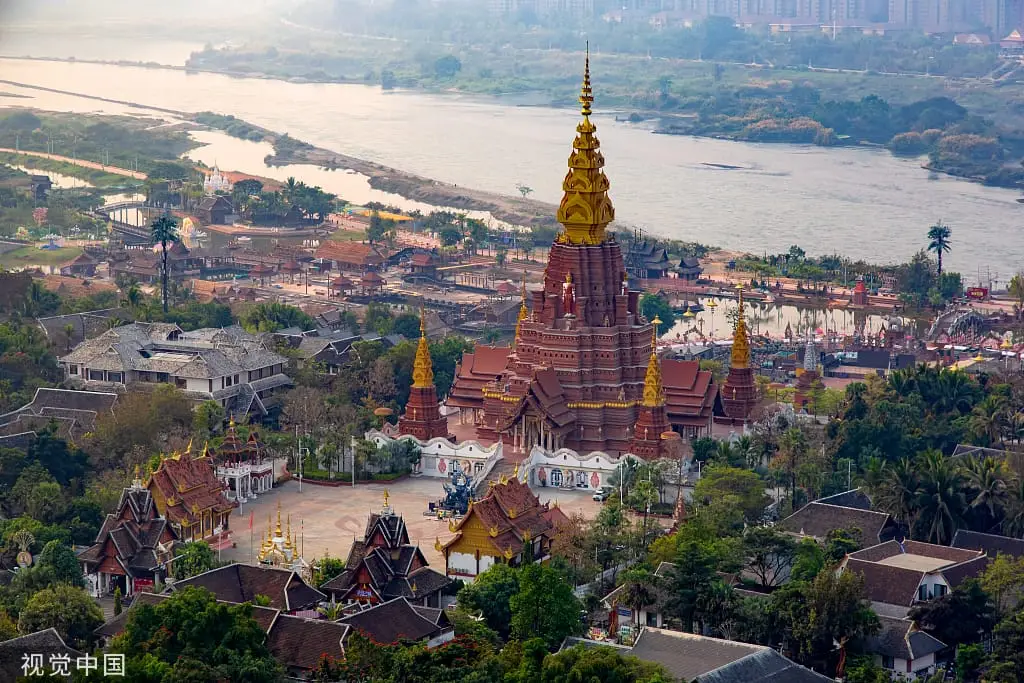 Grande pagode dans le quartier de Gaozhuang à Jinghong, Xishuangbanna 01