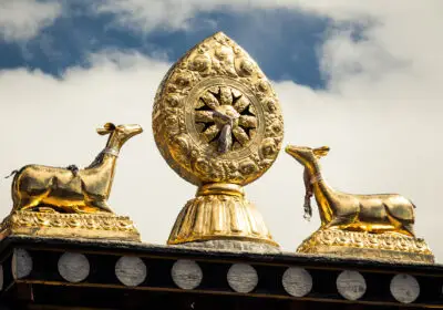 Statue boudhiste dorée dans le Monastère de Songzanlin à Shangri-la