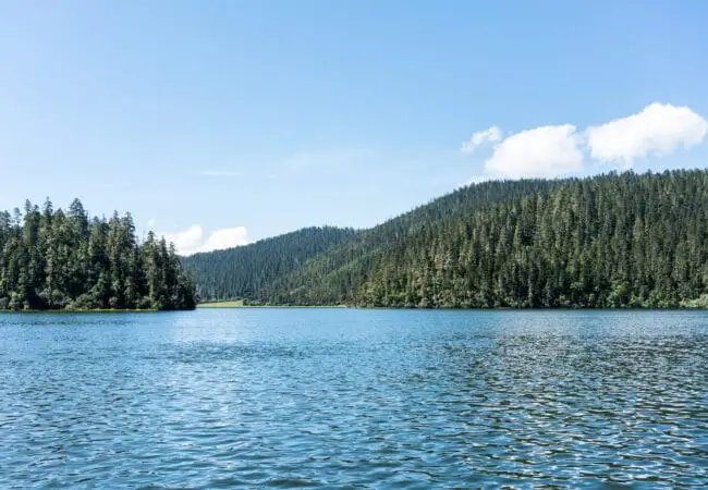 Magnifique lac alpine de Bita dans le Parc National de Pudacuo à Shangri-la