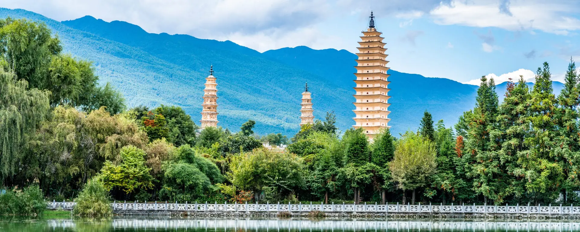 Trois Pagodes de Dali du Temple de Chongsheng avec reflet dans l'eau à Dali 03