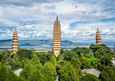 Trois pagodes et Temple de Chongsheng de Dali devant le lac Erhai à Dali 09