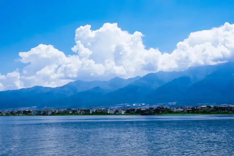 Magnifique paysage du Lac erhai et mont Canshang dans la région de Dali 04