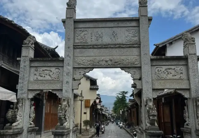 Portique d'honneur dans la vieille ville de Jianchuan, Dali 03