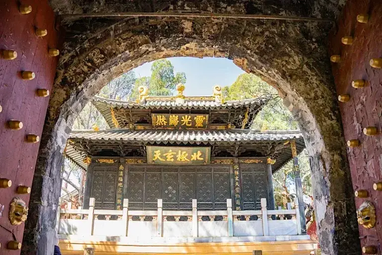 Pavillon d'or dans le Parc de Palais d'or à Kunming 02