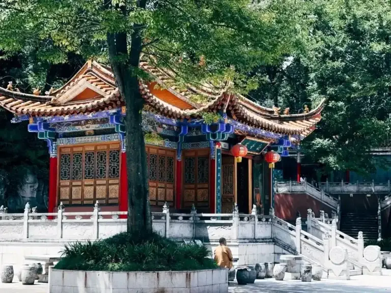 Pavillon traditionnel dans le Temple de Bambou de Kunming