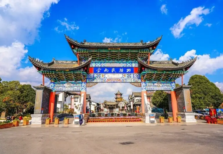 Porte d'entrée du village de minorité ethnique du Yunnan 01