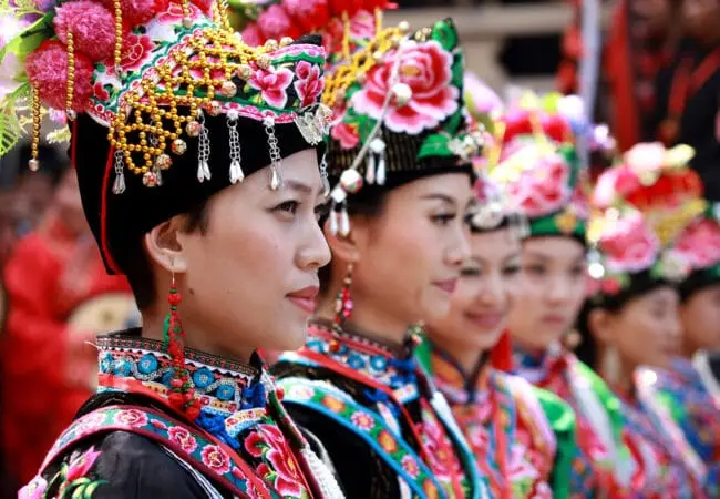 Femme Yi en costume traditionel au village de Zuomulang, Weishan, Dali  02