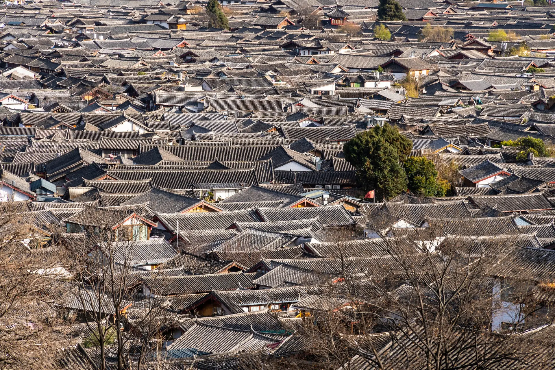 Vue aérienne sur les toits des maisons tradtionnelles de la vieille ville de Lijiang 05