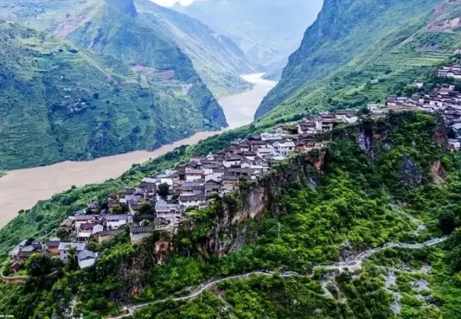 Ville fortière en pierre de Baoshan dans la région de Lijiang 01