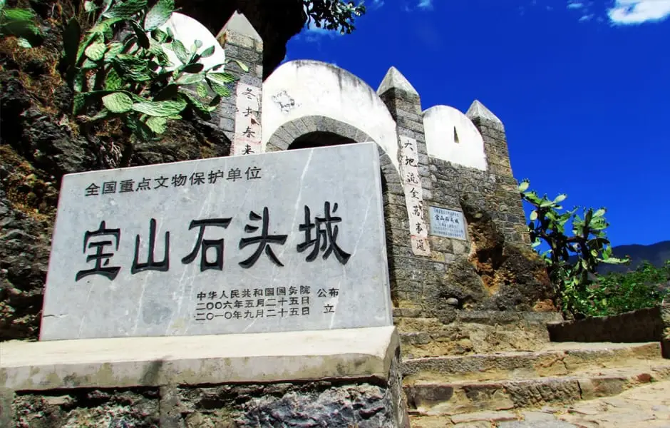 Ville fortière en pierre de Baoshan dans la région de Lijiang 04