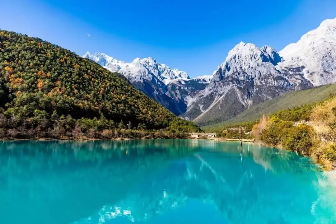Paysage du vallée bleu de la Montagne de Dragon du Jade de Lijiang 06