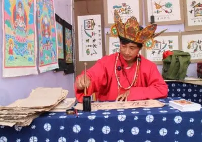 Un prètre de Dongba en costume traditionnel à Lijiang 01