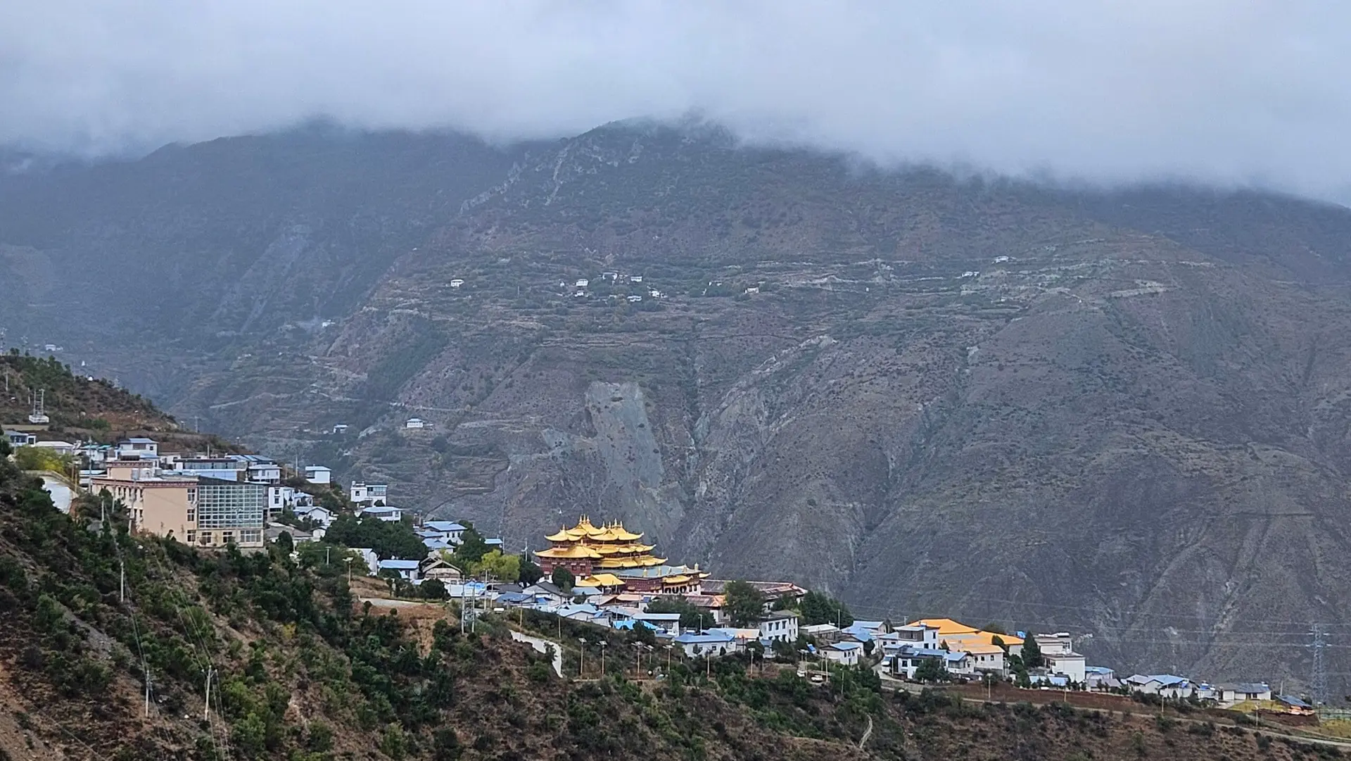 Vue lointiane du Monastère de Dongzulin au comté de Benzilan, Dêqin, à Shangri-la 01