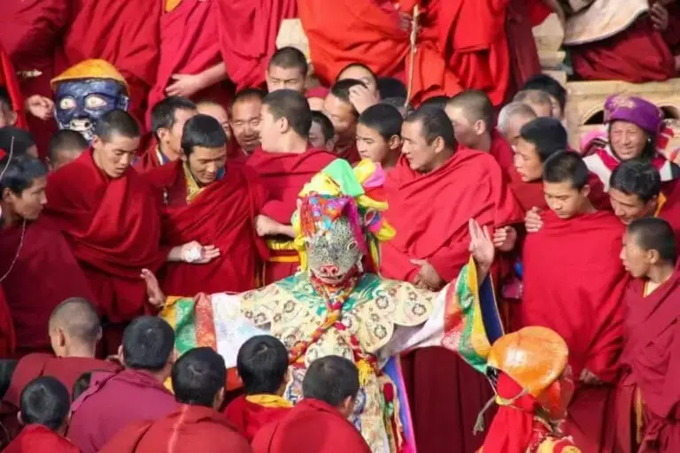 Danse religieuse au Monastère de Songzanlin à Shangri-la 05