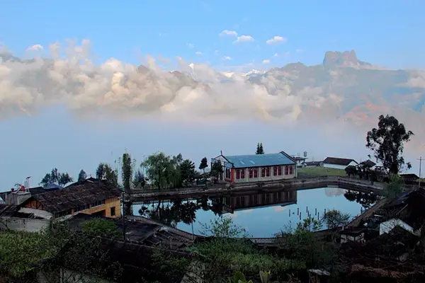 Vue aérienne de l'église de Laomudeng dans la région de Nujiang 02
