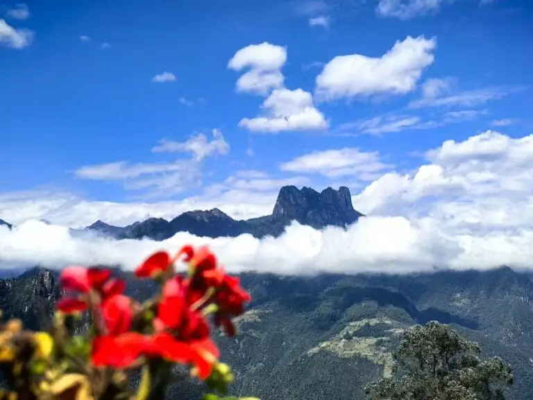 Paysage de Montagne de Couronne dans la région de Nujiang
