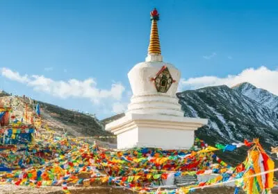 Temple stupa tibétain en vue panoramique de Yading, Chine