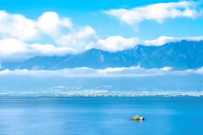 Magnifique paysage du Lac erhai et mont Canshang dans la région de Dali,