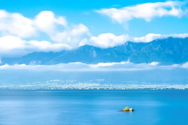 Magnifique paysage du Lac erhai et mont Canshang dans la région de Dali,