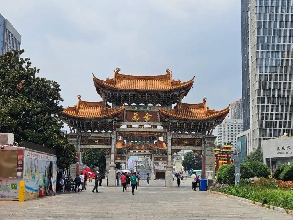L'arc de Jingma Biji dans le centre-ville de Kunmng 01