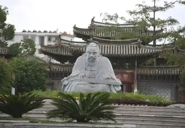 Le statue de Confucius dans le temple de Confucius de Jianhui, Honghe, Yunnan