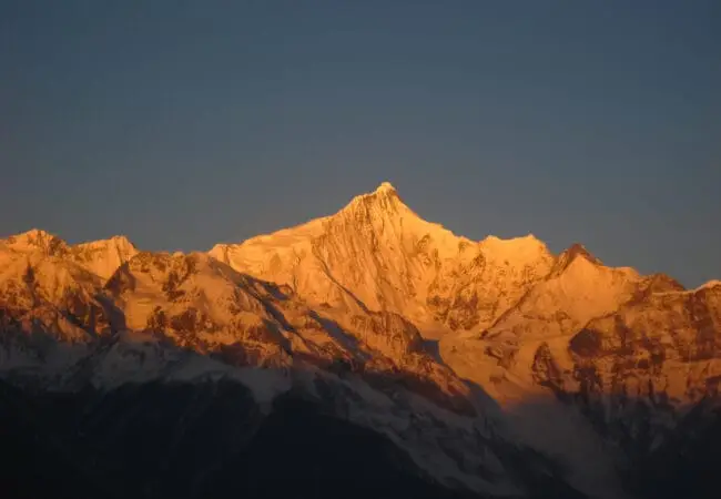 Le soleil dorée sur le mont Kawagebo du Mont Meli à Shangri-la 01
