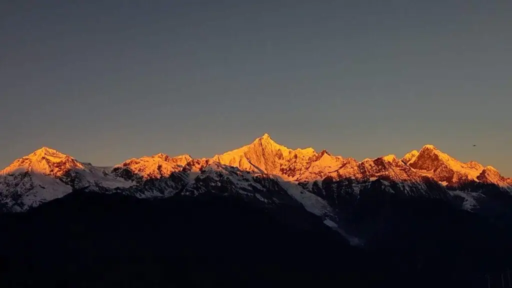 Paysage extraordinaire du soleil dorée sur le cime Kawagebo, la montagne de Meili, à Shangri-la, Chine