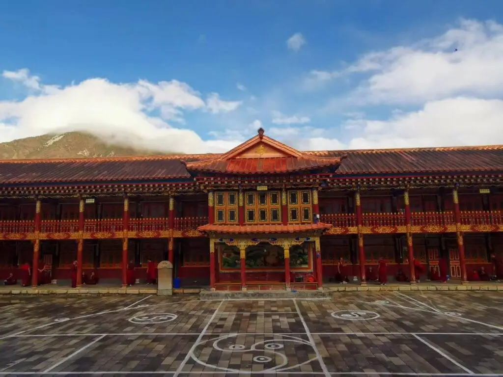 Le cour intérieur du temple de Feilaisi à Benzilan,une vue sur les montagnes en arrière-plan.