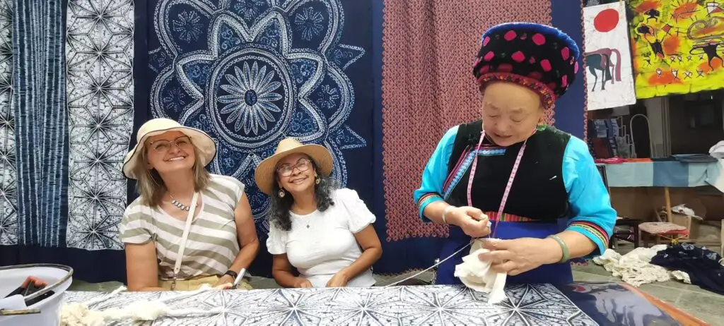 Deux clients occidentales chez un atelier de batik, Dali, Yunnan, Chine