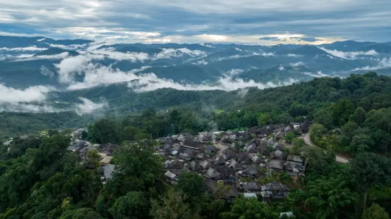Montagne de Jingmaishan et ses villages à la ville de Pu'er, Yunnan, Chine.