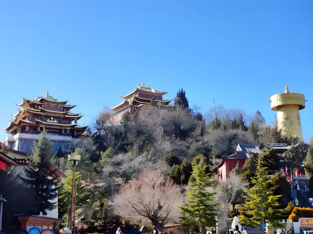 Monasère de Dabao et le géant moulin à prière de Shangri-la, Yunnan, Chine