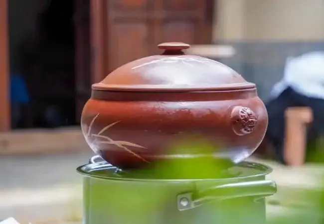 Poulet à vapeur de Qiguo de Jianshui 02 - cuisine du Yunnan