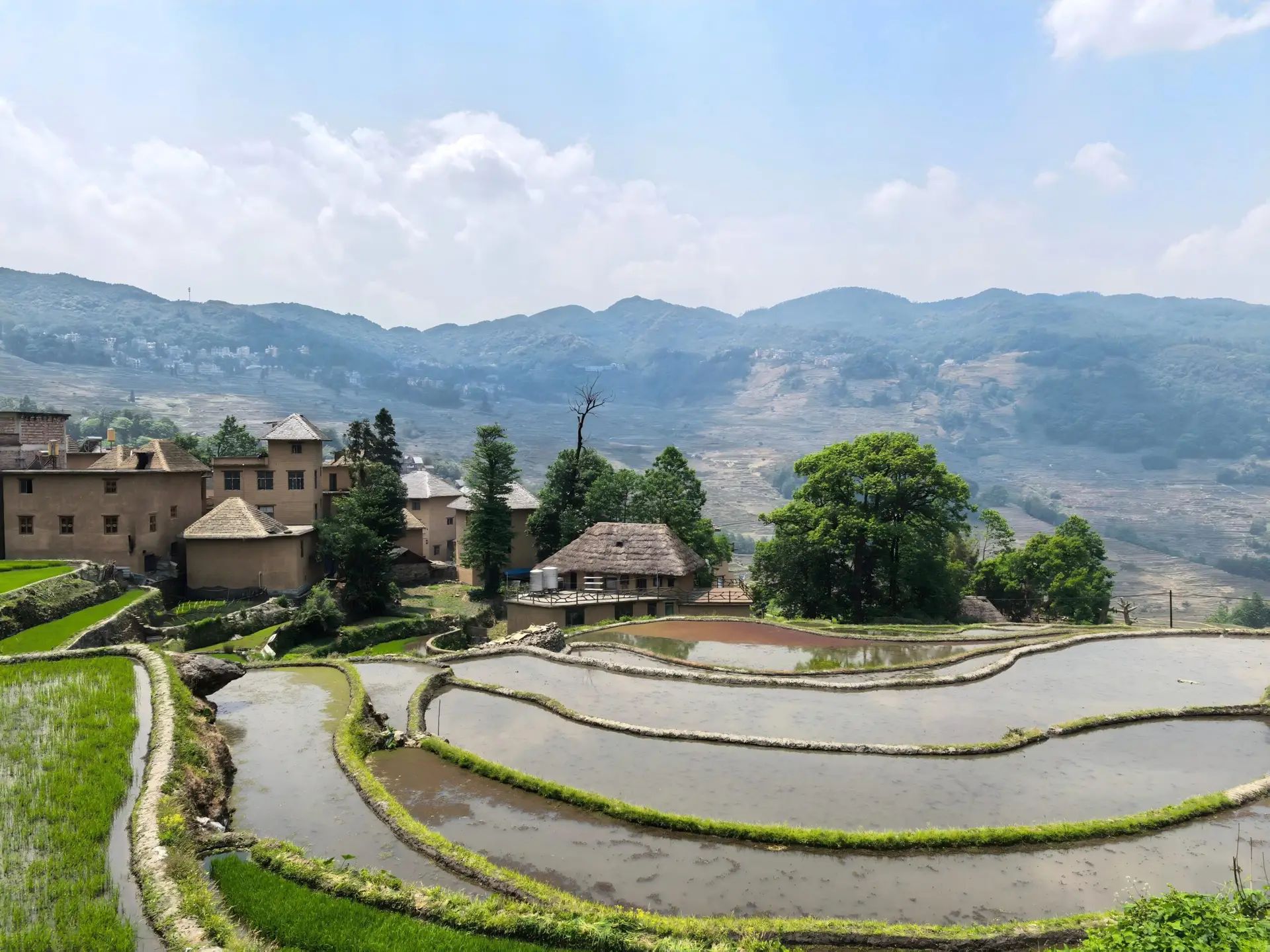 Architecture traditionnelle des villages Hani surplombant les rizières en terrasses de Yuanyang, Yunnan.